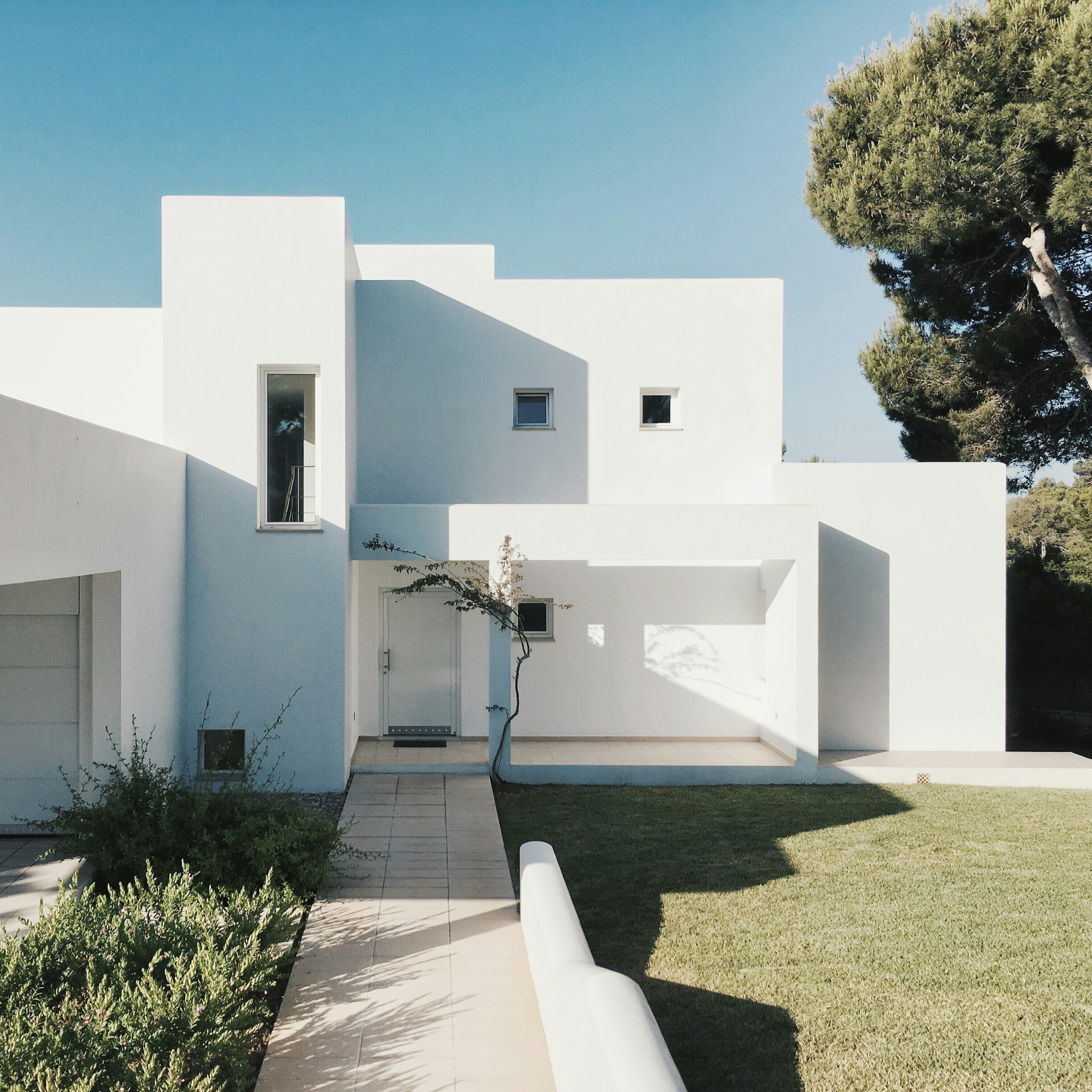 Modern residence used as an illustrative site and horizon study
