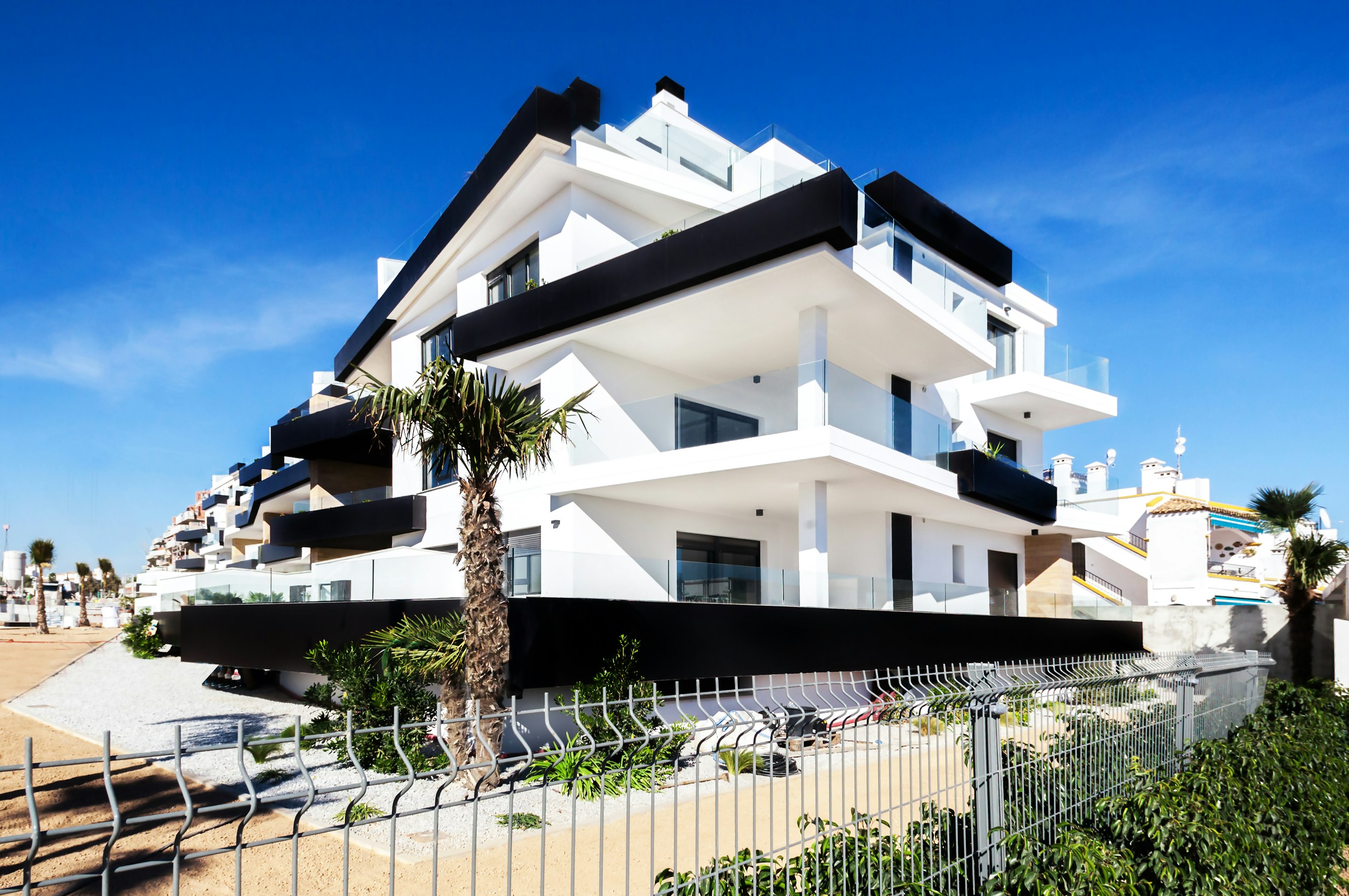 Contemporary residence used as an illustrative material and resilience study
